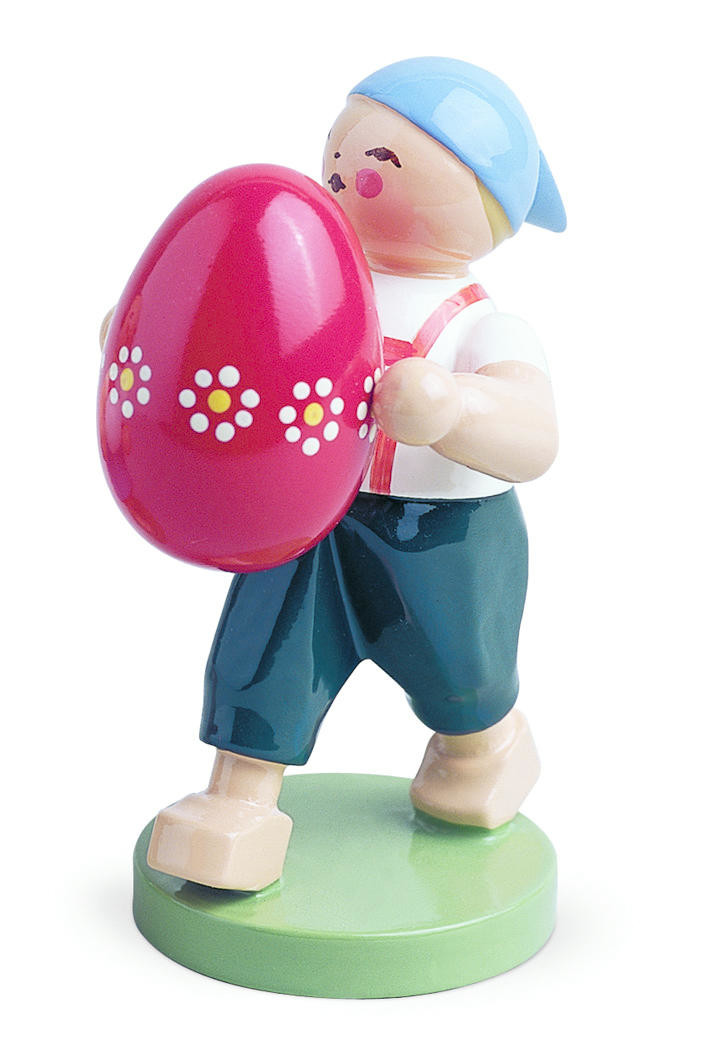 Jongen met paasei in de handen
