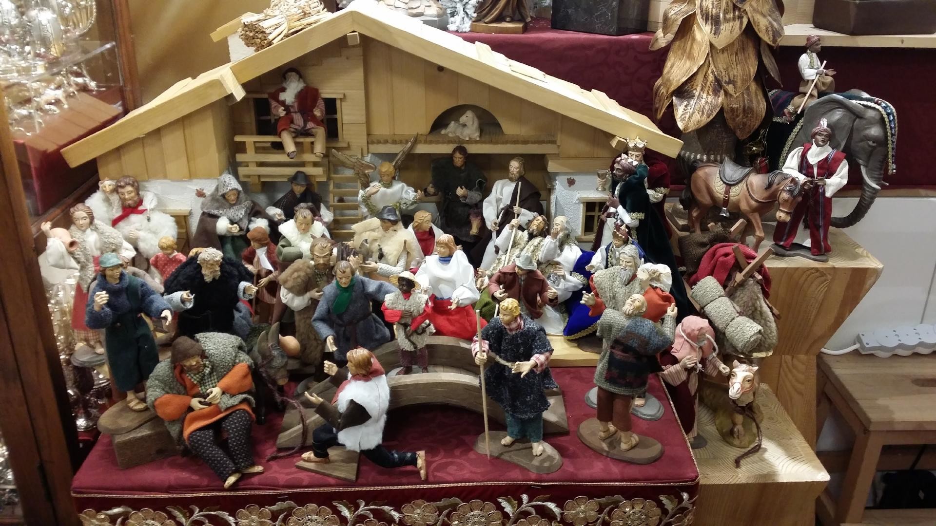 Aangeklede kerstgroep - stal 1