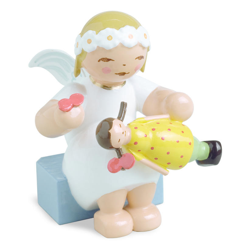 Margeritensengel met pop - zittend