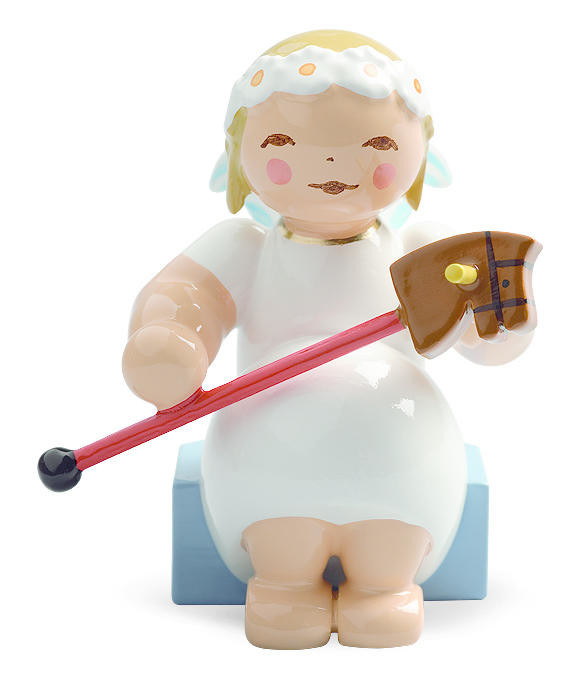 Margeritenengel met stokpaardje - zittend