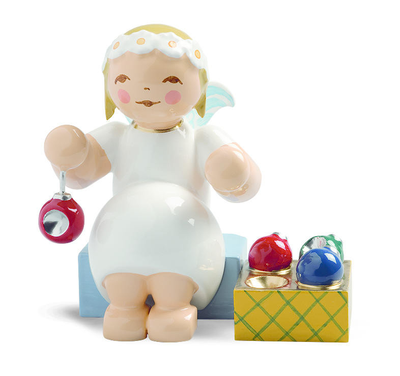 Margeritenengel met kerstballen - zittend