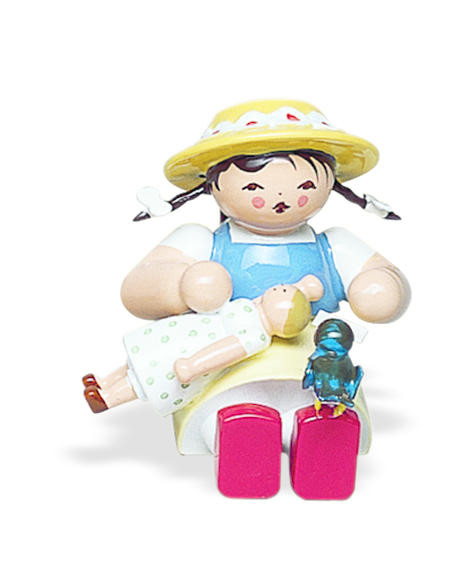 Meisje met pop (wit met blauwe stipjes) - zittend